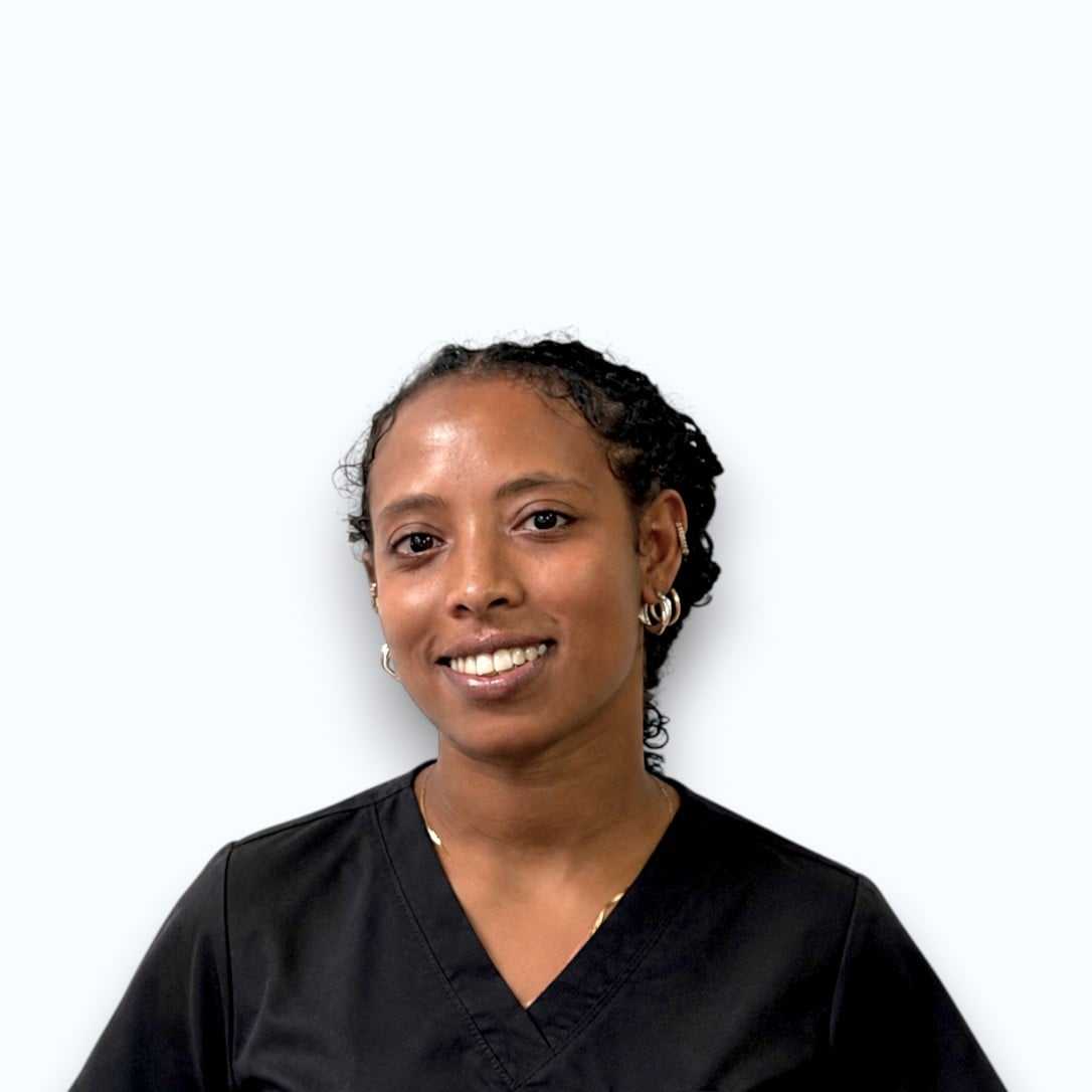 Portrait of Fre O, a professional stylist at Design 1 Salon & Spa, showcasing their expertise and style.