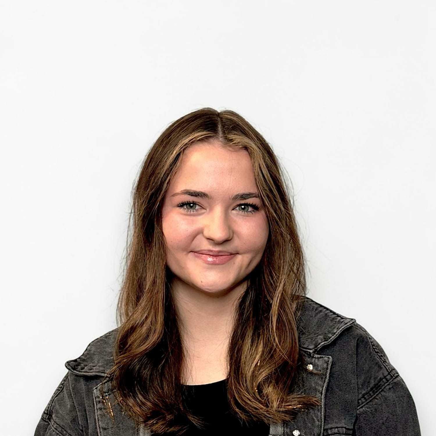 Portrait of Taylor O, a professional stylist at Design 1 Salon & Spa, showcasing their expertise and style.