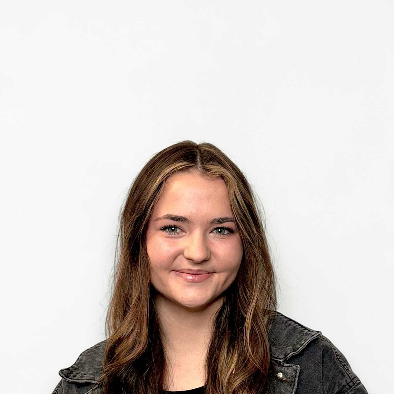 Portrait of Taylor O, a professional stylist at Design 1 Salon & Spa, showcasing their expertise and style.