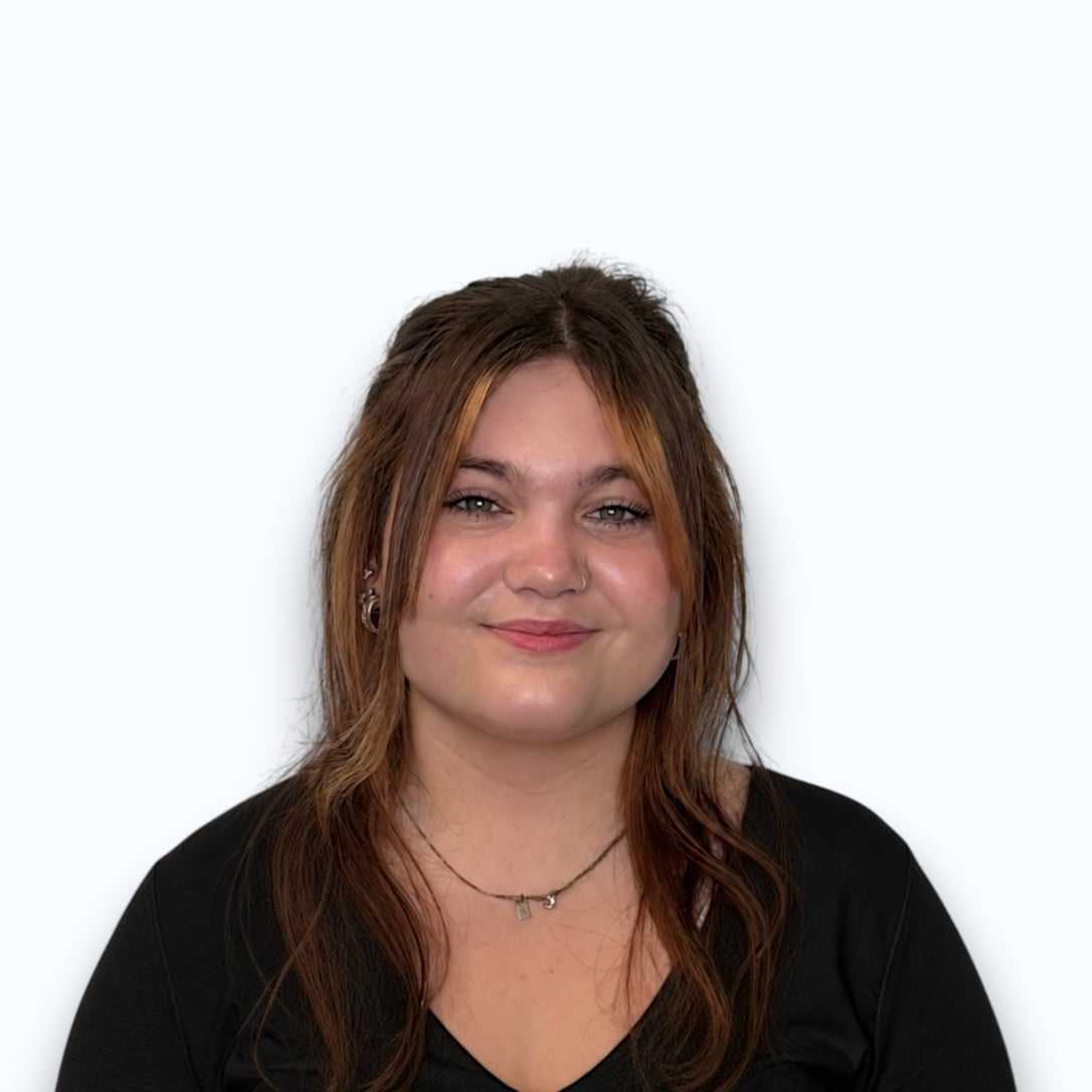 Portrait of Hannah W, a professional stylist at Design 1 Salon & Spa, showcasing their expertise and style.